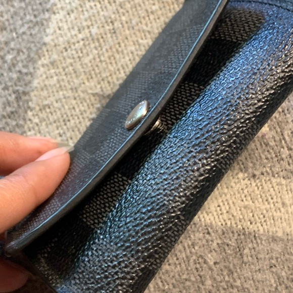 Louis Vuitton 6 Key Holder - Picture 5 of 8